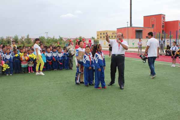 寧夏青少年基金會秘書長 劉升祥講話并和小學(xué)生談“中國夢”