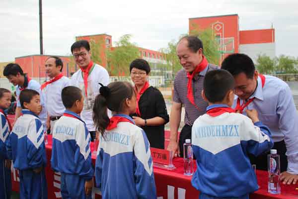 少先隊員為與會領(lǐng)導(dǎo)佩戴紅領(lǐng)